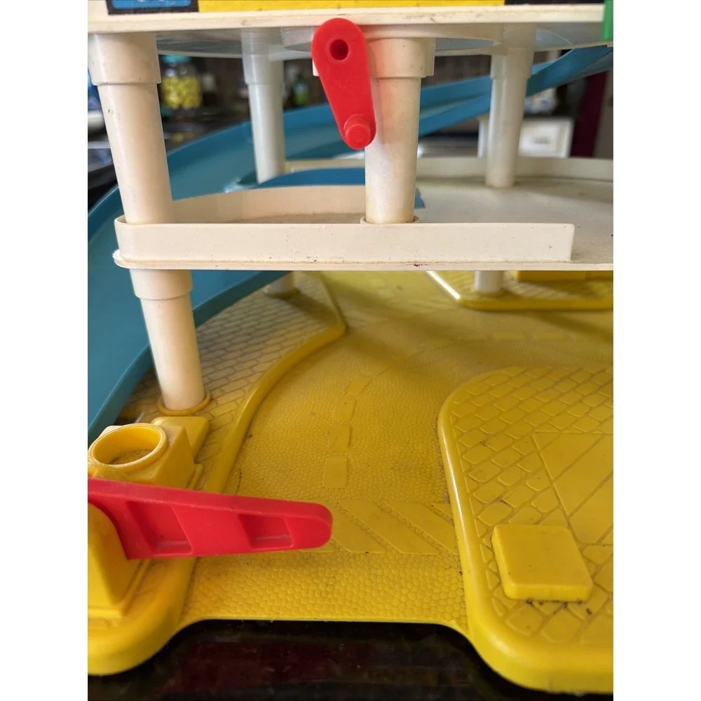 Vintage Fisher Price Little People 1987 Family Parking Ramp Service Garage 2504